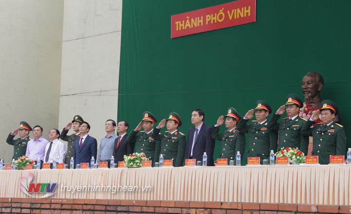 Các đại biểu thực hiện nghi lễ chào cờ tại buổi lễ.