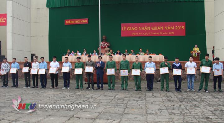 ​  Tặng khen 20 thanh niên TP Vinh có thành tích xuất sắc vừa xuất ngũ.  ​