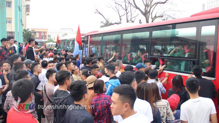 hàng nghìn người dân đã có mặt tại Nhà Văn hóa Lao động tỉnh – nơi diễn ra lễ giao nhận quân – để đưa tiễn con em đi làm nhiệm vụ. 