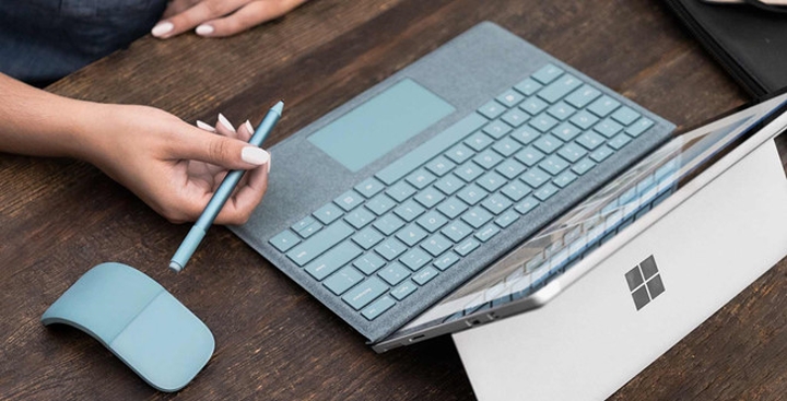 Dù cấu hình tương tự nhưng laptop hoàn toàn khác máy tính bảng 2 trong 1.