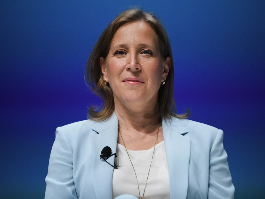 2. Susan Wojcicki - Giám đốc điều hành Youtube. Susan Wojcicki là thành viên thứ 16 của Google vào năm 1999 và là người quản lý việc tiếp thị quảng cáo đầu tiên của hãng. Kể từ khi gia nhập, Wojcicki đã có những sáng kiến quan trọng vào sản phẩm quảng cáo lớn của Google là AdSense và thúc đẩy việc chia sẻ video Youtube. Dưới sự lãnh đạo của Susan Wojcicki với vai trò Giám đốc Điều hành từ năm 2014, số lượng người dùng Youtube hàng tháng tăng lên con số 1,8 tỷ. Năm 2015, bà được Time vinh danh là một trong 100 người có ảnh hưởng nhất PG88.com Game Bài.