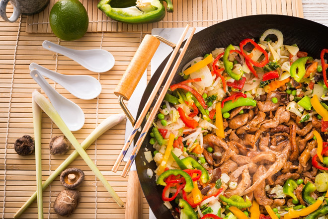 Đồ ăn cay nóng: Ăn các loại gia vị cay nóng, ớt khi dạ dày rỗng dễ làm kích ứng thành dạ dày, dẫn tới phản ứng axit, sôi bụng, có thể gây khó tiêu