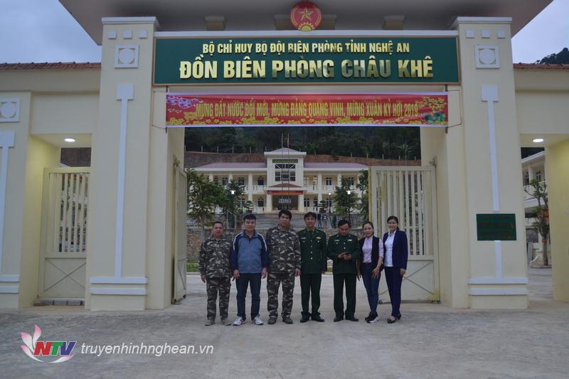 PG88 go Bắn cá UBND huyện Con Cuông Vi Văn Sơn chụp ảnh lưu niệm cùng chiến sỹ biên phòng của Đồn biên phòng Châu Khê.