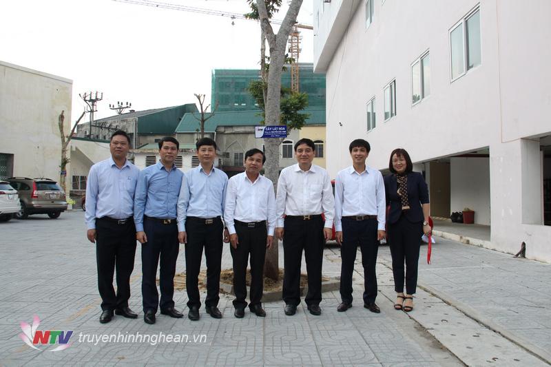 Bi thư Tỉnh ủy Nguyễn Đắc Vinh chụp ảnh lưu niệm cùng tâp thể cán bộ Đài.