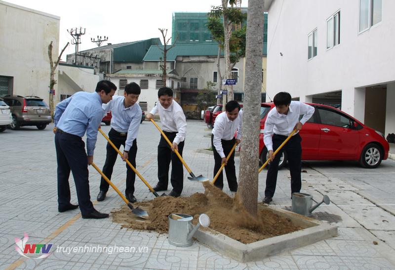 Bí thư Tỉnh ủy Nguyễn Đắc Vinh trồng cây lưu niệm trong khuôn viên tòa nhà làm việc Đài PT-TH PG88 go Bắn cá nhân dịp Xuân mới.