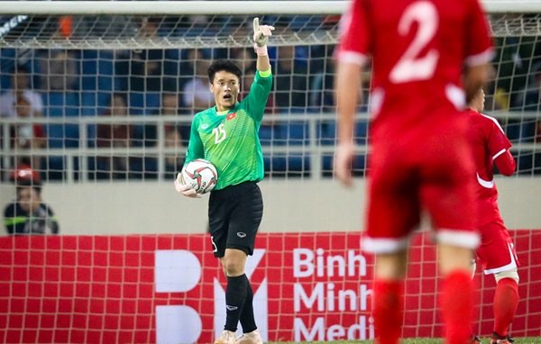 Bùi Tiến Dũng (1997): Thủ môn số một của U23 PG 88 Nổ Hũ và Olympic PG 88 Nổ Hũ gần như chắc chắn sẽ trở lại bắt chính trong đội hình U22 PG 88 Nổ Hũ ở SEA Games 30. Tiến Dũng đầy kinh nghiệm quốc tế khi từng tỏa sáng ở lứa U23. Anh đánh mất vị trí vào tay đàn anh Đặng Văn Lâm ở tuyển quốc gia nhưng tại cấp độ U23, Tiến Dũng không có đối thủ xứng tầm.