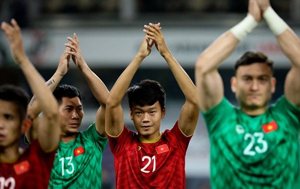 Nguyễn Thành Chung (1997): So với Hồ Tấn Tài, cửa đá chính của Thành Chung (số 21) ở SEA Games 30 sáng hơn hẳn. Anh đã có nhiều trận ra sân tại CLB Hà Nội - đội đương kim vô địch V.League. Thành Chung cũng được chơi bên cạnh Đình Trọng, Duy Mạnh và có nhiều thời gian làm việc cùng HLV Park Hang-seo từ giải U23 châu Á 2018 tới ASIAD 18. Anh đang là người có nhiều cơ hội đá chính bên cạnh Đình Trọng - cầu thủ chắc chắn chiếm một suất chính thức ở SEA Games 30.