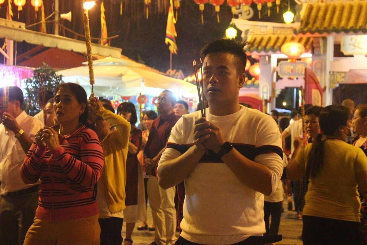 Xưng hô thế nào cho đúng khi lễ chùa? Vào chùa, nên dùng Phật danh “A di đà Phật” thay tên gọi để mở lời chào trụ trì và tăng ni trong chùa. Khi ra về cũng nên dùng câu này để bái biệt. Ảnh: internet