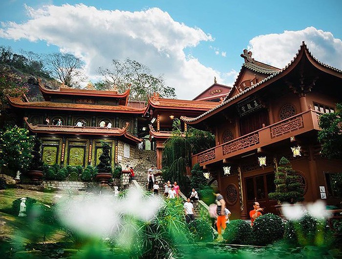 Không nên chụp ảnh, quay phim tùy tiện trong chùa, đền, phủ.