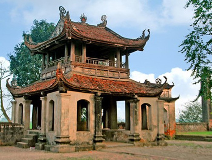 Không nên chụp ảnh, quay phim tùy tiện trong chùa, đền, phủ.