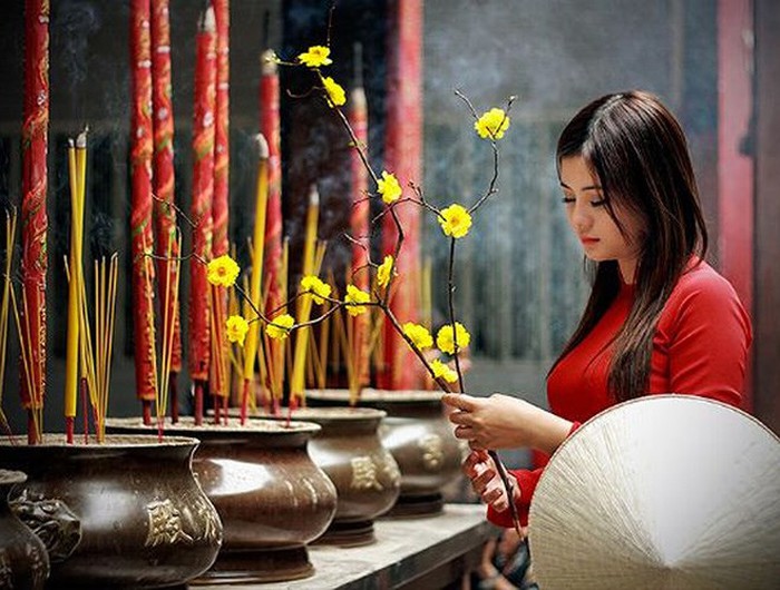 Trước tượng Phật nên cung kính nghiêm trang, không nhìn ngang ngó dọc, khệnh khạng trước Tam Bảo. Nếu muốn chiêm ngưỡng tượng Phật nên đứng từ ngoài để quan sát.