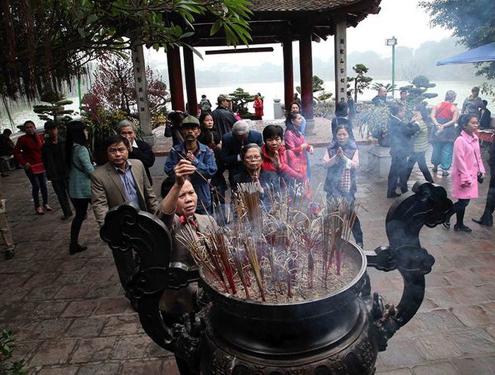 Không chạy qua chạy lại, nói chuyện, bình phẩm, ngồi hoặc nằm trong Phật đường. Không tùy tiện hắt hơi sổ mũi, khạc nhổ… quanh khu vực Phật điện, Tam Bảo.