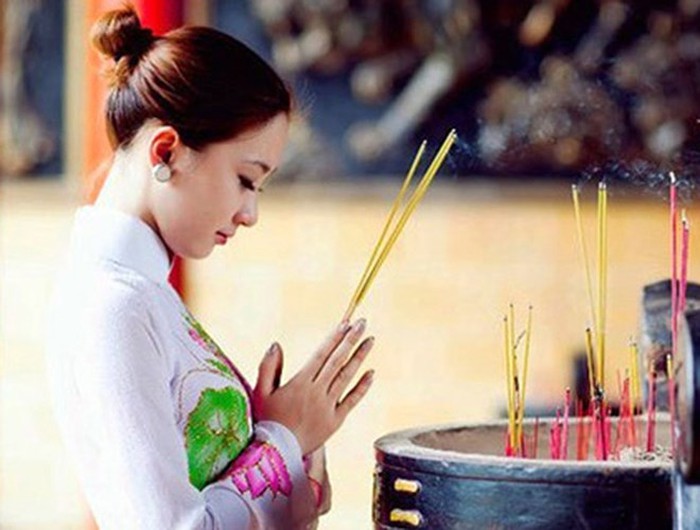 Với nhà sư thì xưng là A di đà Phật, bạch thầy… và xưng mình là con. Xưng hô như vậy tức là nhìn thấy tăng mà tưởng nhớ thầy Thích Ca Mâu Ni, mình xưng hô như vậy là đang xưng hô với Đức Thích Ca. Khi thưa gửi gì với nhà sư thì đều chắp tay hình búp sen.