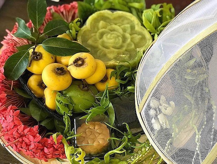 Sắm sửa lễ vật: Chùa là nơi thanh tịnh nên khi sắm sửa lễ vật bạn phải chọn những lễ chay như hương, hoa quả tươi, oản, xôi chè và cấm kị lễ vật mặn như một số người thường mang lên chùa. Nếu mang như vậy không khác gì phỉ báng thánh thần vì họ chỉ ăn chay, dâng đồ mặn thật khó coi.