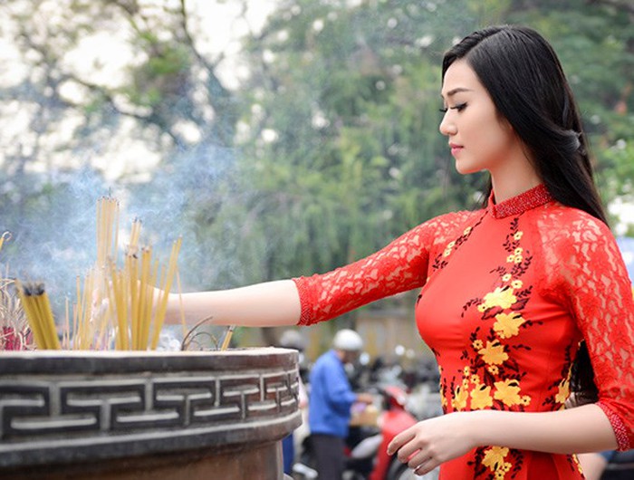 Lựa chọn trang phục: Khi đi lễ chùa bạn nên ăn mặc gọn gàng, chỉnh tề, không nên mặc trang phục quá sặc sỡ, hở hang. Đối với các bạn nữ thì không nên mặc váy quá ngắn hoặc quần quá ngắn. Điều này vừa thể hiện sự tôn kính vừa tránh những hệ quả xấu phát sinh do sự không hợp lý của trang phục đem lại.