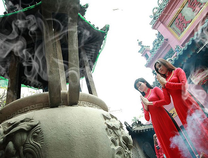 Khi đi lễ chùa, bạn nên thắp hương tại đỉnh đặt bên ngoài, hạn chế thắp hương bên trong chùa vì có thể gây ảnh hưởng đến tượng Phật, pháp khí. Chỉ cắm 1 nén hương vào bát hương, nếu bát hương có hương rồi không cần cắm tiếp. Người đi chùa không cắm hương tùy tiện vào tay tượng, gốc cây, hay đồ lễ…