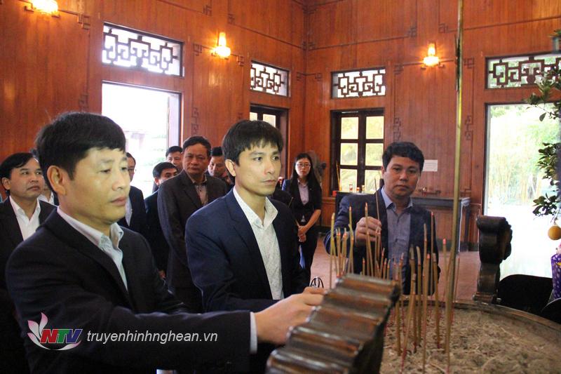Cán bộ phóng viên Đài PT-TH Ngh ệ An dâng nén hương thơm lên anh linh của PG88 go Bắn cá Hồ Chí Minh.