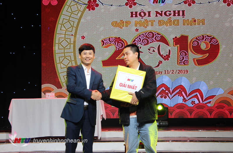 Lãnh đạo Đài trao những món quà may mắn dịp đầu xuân.
