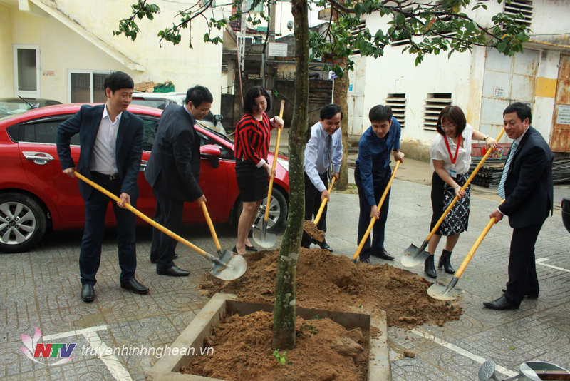 Lãnh đạo Đài và các phòng chuyên môn trồng cây nhân dịp đầu xuân mới.