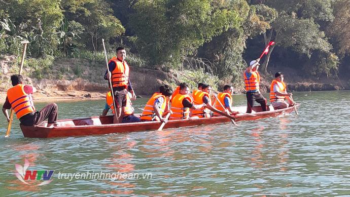 Với hình thức chia thành 2 bảng, mỗi bảng có 3 đội thi đấu vòng tròn tính điểm, 2 đội thắng cuộc ở mỗi bảng sẽ vào tranh tài bán kết, còn 2 đội thắng ở vòng bán kết sẽ tranh giải nhất, nhì, 2 đội thua ở vòng bán kết sẽ tranh giải ba.