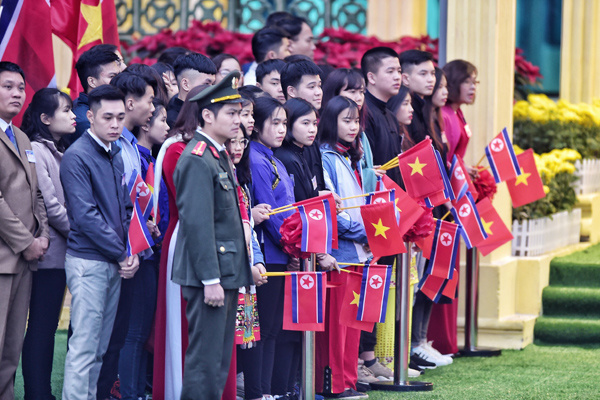 Nhiều người dân tham gia đón tiếp phái đoàn Triều Tiên.