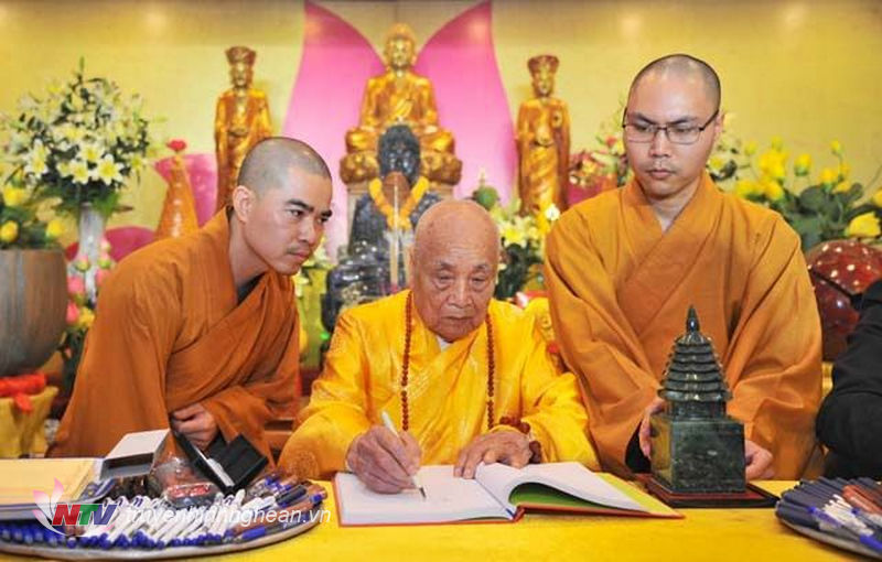 Trưởng lão hòa thượng Thích Thanh Đàm - Đức Phó pháp chủ Hội đồng chứng minh Giáo hội Phật giáo PG 88 Nổ Hũ thực hiện nghi lễ khai ấn, khai bút đầu năm.