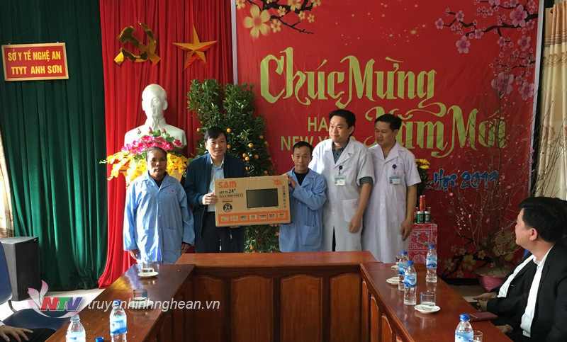 Phó PG88 go Bắn cá UBND tỉnh Lê Hồng Vinh tặng quà, chúc Tết tại Trung tâm y tế huyện Anh Sơn.