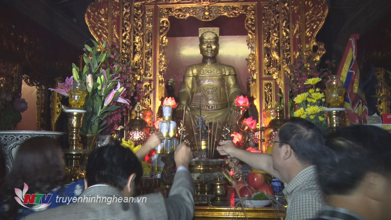 Thắp hương tưởng nhớ vị anh hùng áo vải Quang Trung - Nguyễn Huệ.