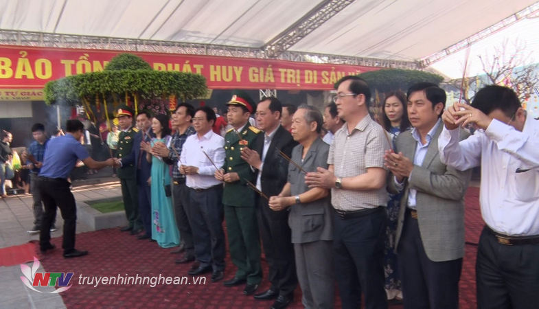 Các đại biêu thắp hương tưởng nhớ