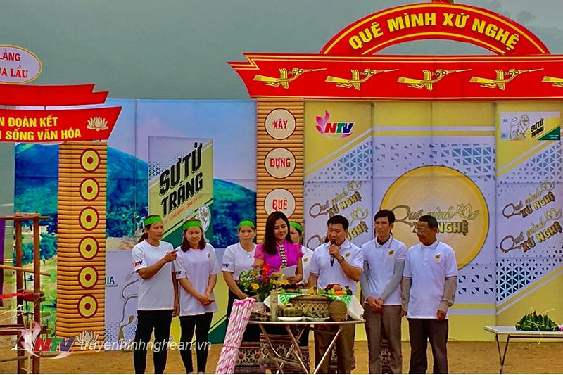 Thành viên đội chơi giới thiệu mâm cúng Tết.
