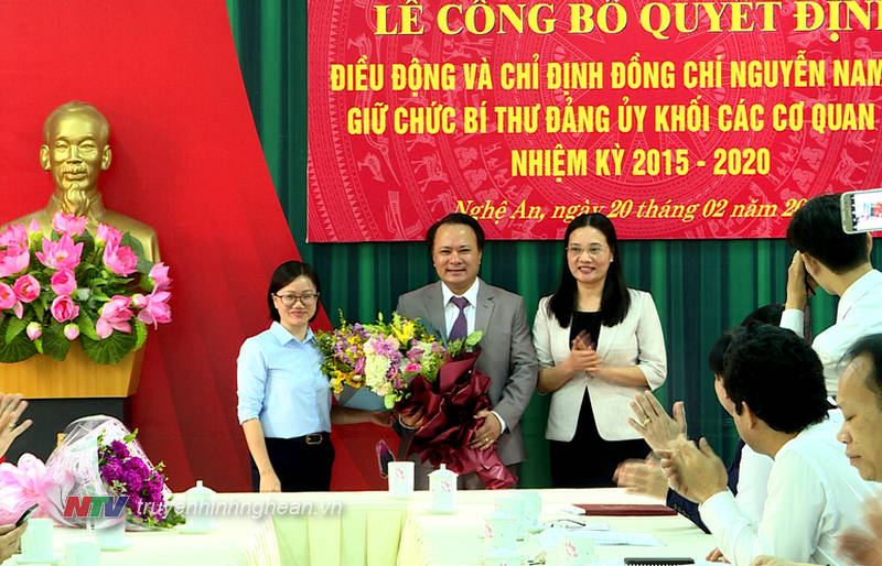 Đồng chí Cao Thị Hiền - Ủy viên BTV Tỉnh ủy, Phó PG88 go Bắn cá HĐND tỉnh tặng hoa chúc mừng đồng chí Nguyễn Nam Đình.
