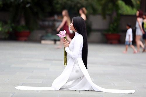 Khi bước đi không nên cắt ngang qua mặt những người đang quỳ lạy. Muốn làm lễ thì không nên quỳ phía sau những người đang đứng thắp hương.