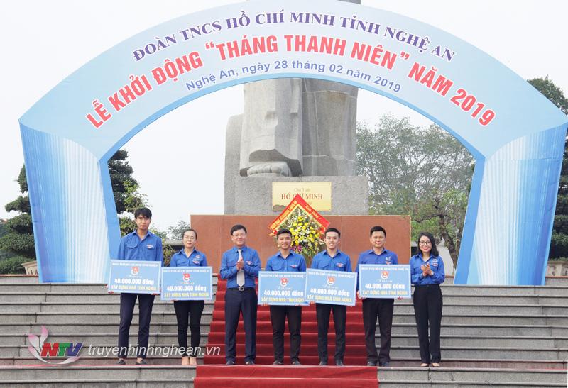 Đại diện BTV Tỉnh đoàn trao tặng công trình