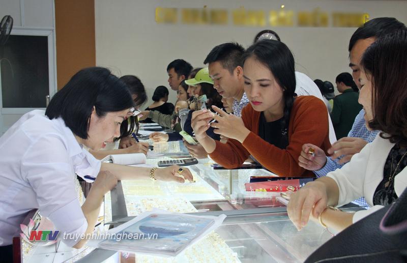 ​  Năm nay, thời điểm Ngày thần tài trùng với thời điểm Valentine (14/2) nên thị trường vàng, đồ trang sức càng rộn ràng hơn những năm trước.   ​