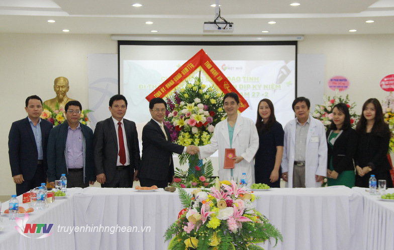 Đồng chí Nguyễn Xuân Sơn chúc mừng Bệnh viện Quốc tế Vinh.