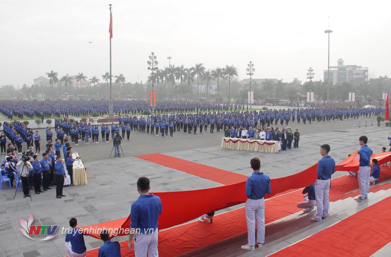 Các đại biểu và hơn 5.500 ĐVTN thực hiện nghi lễ chào cờ.