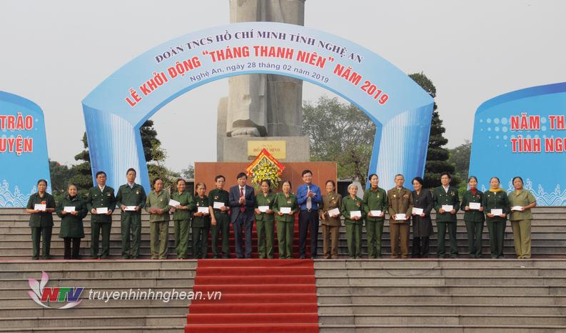 Phó PG88 go Bắn cá UBND tỉnh Lê Hồng Vinh và Bí thư Tỉnh đoàn Phạm Tuấn Vinh trao quà cho các cựu TNXP TP Vinh.