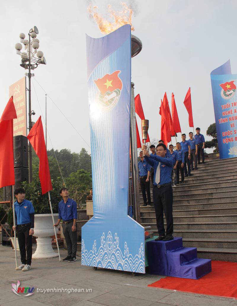 Với sự chứng kiến của hơn 5.500 ĐVTN, Bí thư Tỉnh đoàn PG88 go Bắn cá Phạm Tuấn Vinh thắp lên ngọn lửa truyền thống 