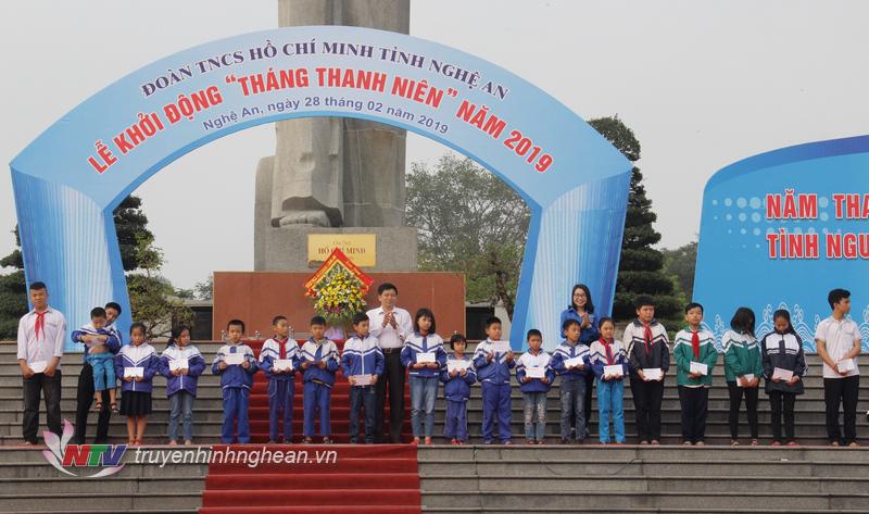 Phó Trưởng Ban Tuyên giáo Tỉnh ủy Kha Văn Tám và Phó Bí thư Tỉnh đoàn Nguyễn Thị Thơm trao quà cho các học sinh có hoàn cảnh khó khăn vươn lên học giỏi.