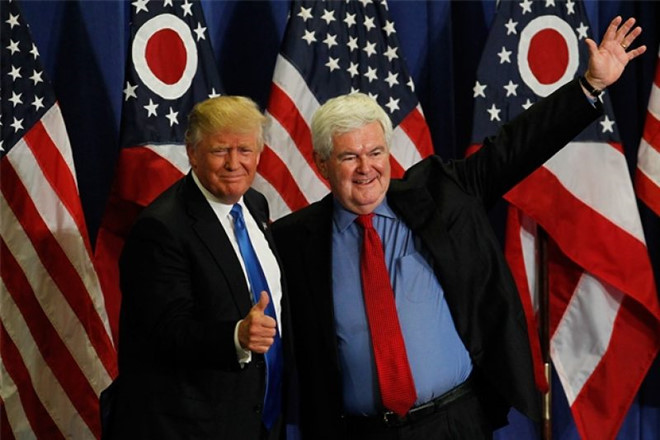Tổng thống Donald Trump (trái) và tác giả cuốn sách - Gingrich. 