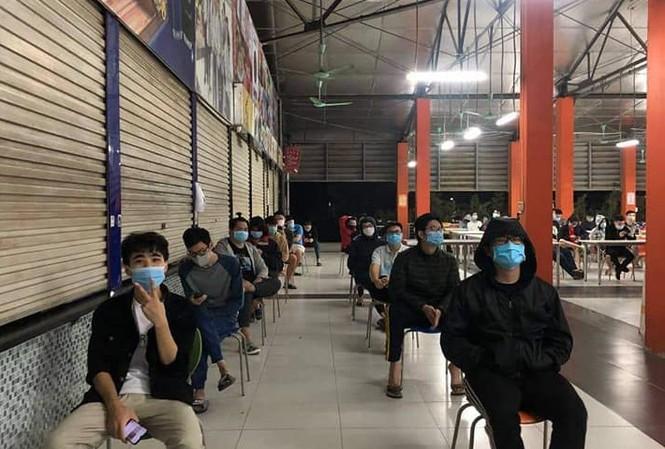 Sinh viên trường ĐH FPT cơ sở Hòa Lạc chờ lấy mẫu xét nghiệm. Ảnh: FPTU
