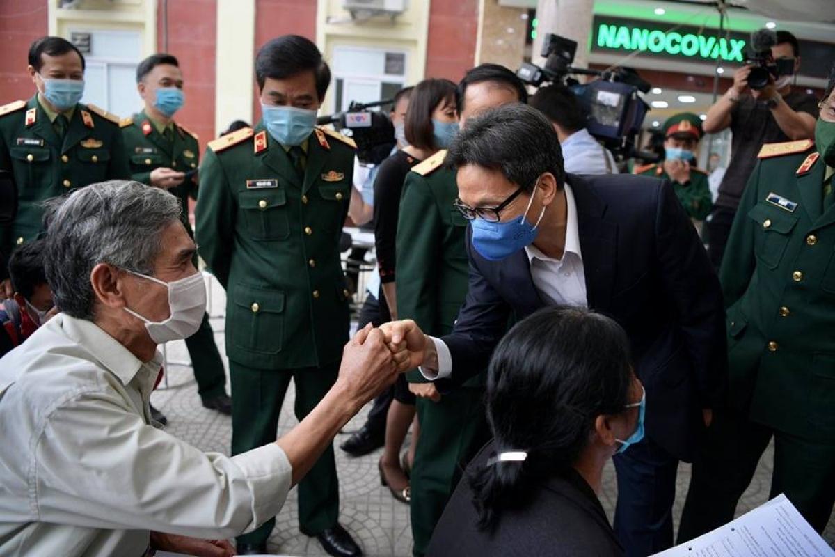 Phó Thủ tướng Vũ Đức Đam động viên tình nguyện viên thử vaccine COVID-19.
