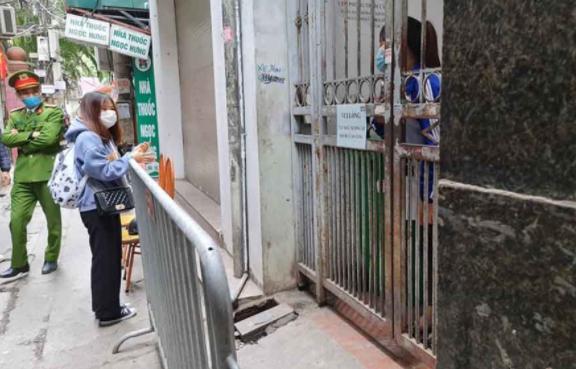 Phong tỏa nhà trọ của BN1654 tại ngõ 92 đường Nguyễn Khánh Toàn, quận Cầu Giấy