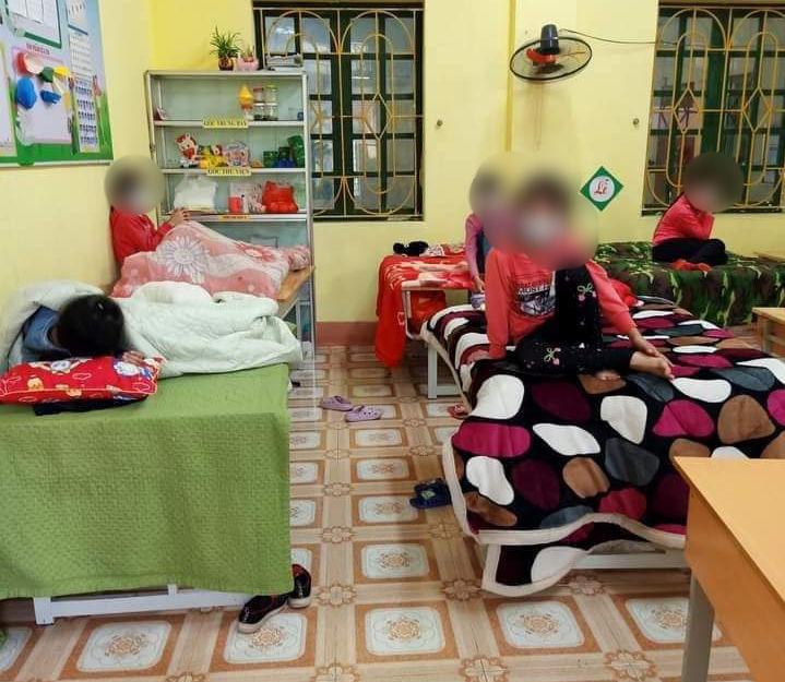Các em học sinh Trường Tiểu học Xuân Phương, quận Nam Từ Liêm cách ly tập trung tại trường