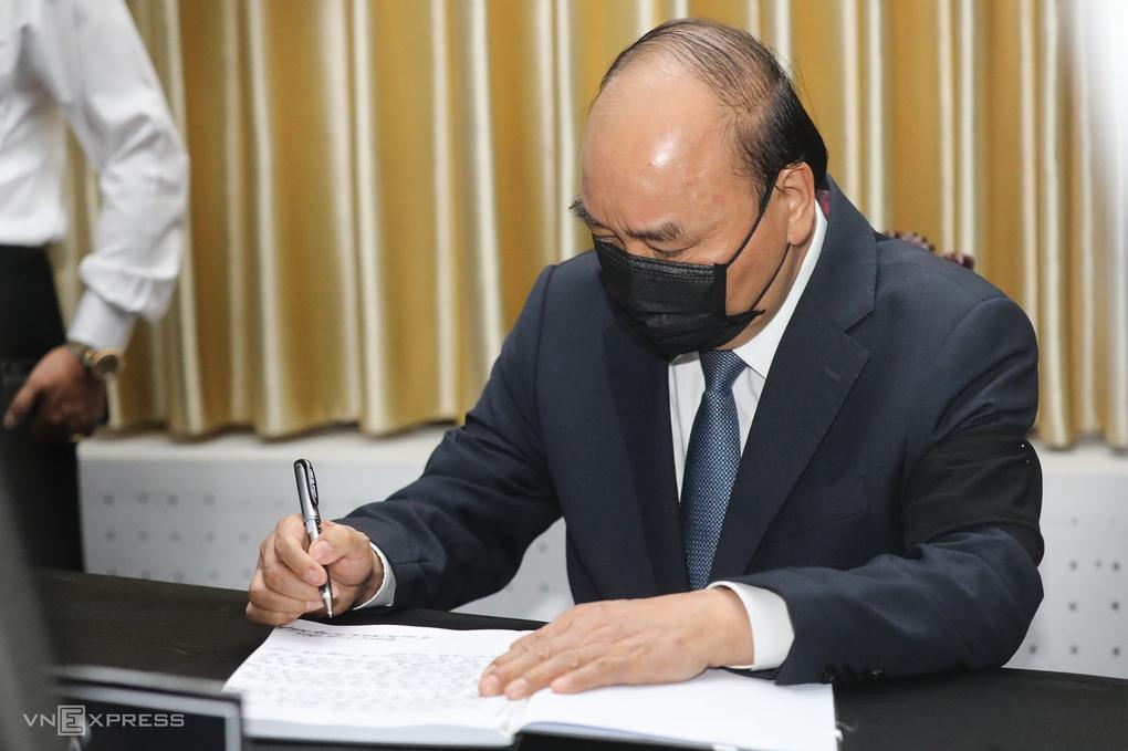 Thủ tướng Nguyễn Xuân Phúc gửi lời chia buồn trong sổ tang.