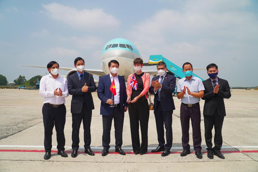 Lãnh đạo Bộ Y tế, Lãnh sự Vương quốc Anh tại TP.HCM tại sân bay đón lô vắc xin đầu tiên về PG 88 Nổ Hũ.