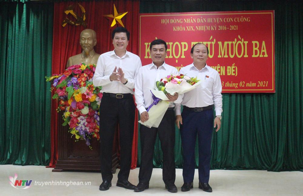 BTV Huyện ủy Con Cuông tặng hoa chúc mừng đồng chí