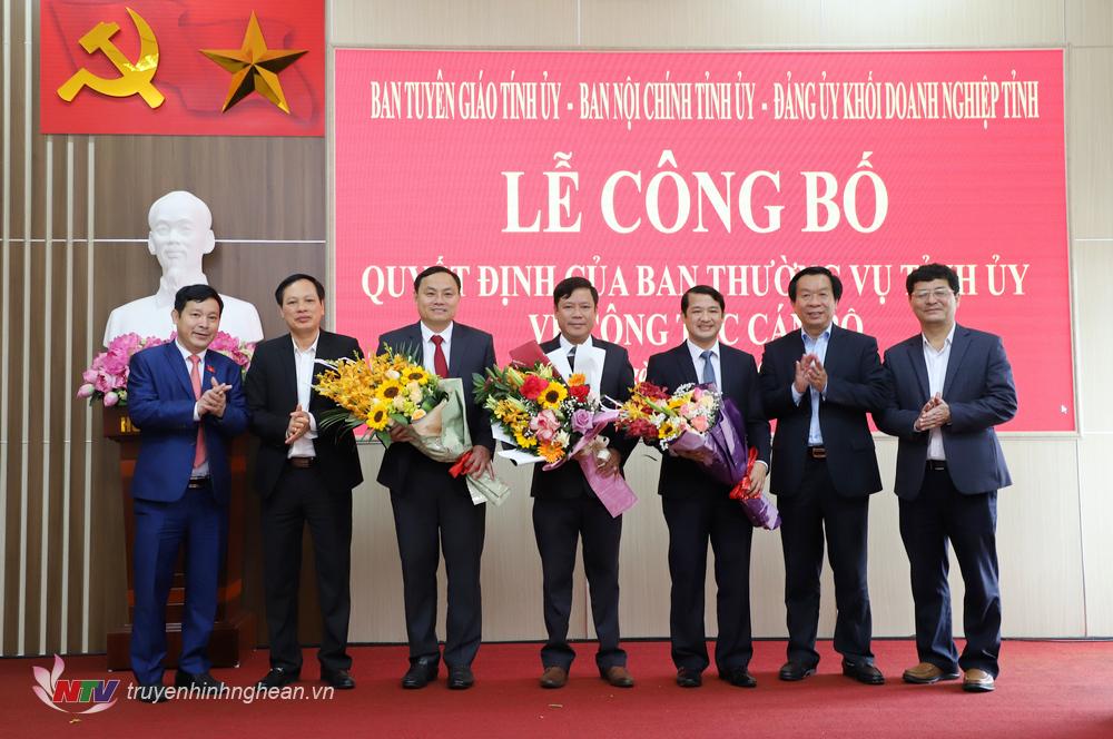 Lãnh đạo các Ban, ngành tặng hoa chúc mừng.