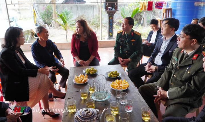 Đoàn thắp hương, thăm hỏi gia đình thương binh