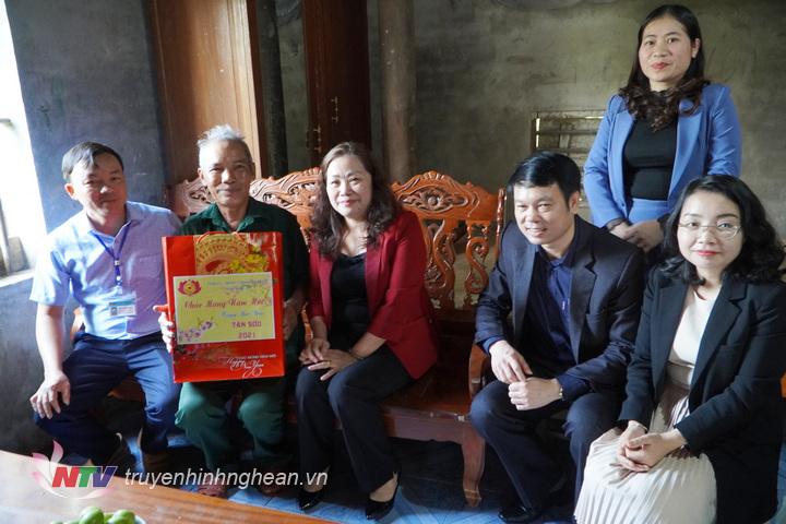 Đoàn thăm hỏi, tặng quà Tết thương binh